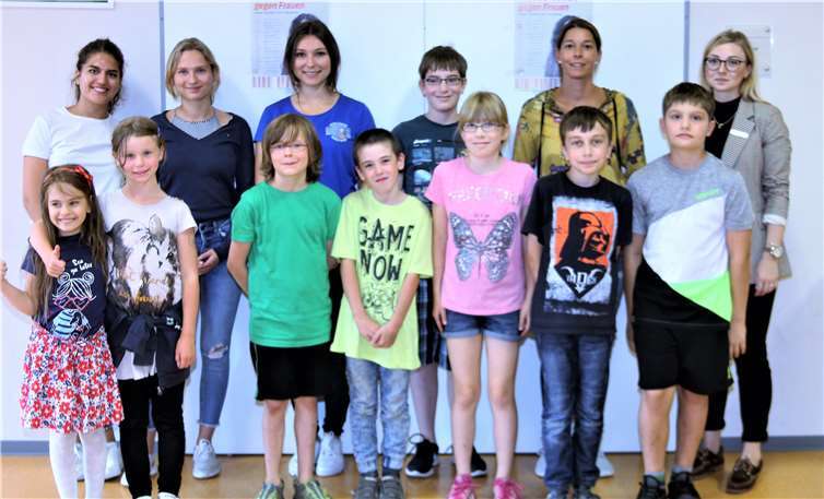 Maren Fiebelkorn (KSK Mayen - v.re.hintere Reihe), Janine Müller (Stadtjugendpflegerin), Valentina Bredar (Uni Koblenz) sowie Nora und Jannice (Betreuerinnen) und einigen Kids. Foto: privat