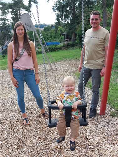 Maren Gilgenbach (l.) machte der Ortsgemeindeverwaltung Ochtendung einen gut gemeinten Ergänzungsvorschlag, diese handelte schnell, so dass Matteo (Bildmitte) gemeinsam mit seiner Mutter und 2. Ortsbeigeordnetem Sascha Lagodny sichtlich gut gelaunt probeschaukeln konnte.  Foto: Lothar Kalter