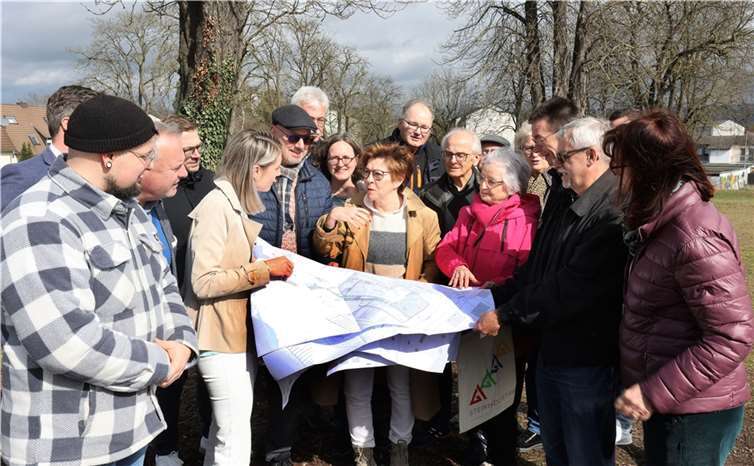 Maren Hassel-Kirsche (vorne links) und Brigitte Ursula Scherrer (2.v.rechts) erläutern den Vertretern der Papaya-Fraktionen CDU, Bündnis 90/die Grünen und FWG die konkreten Projektplanungen für die Bebauung des „Kastanienhofes“. Mit einem Invest von 25 Millionen Euro werden auf der Brachfläche am Sohler Weg bis 2027 Büro- und Gewerbeflächen, ca. 40 neue Wohnungen und eine viergruppige KITA für die Stadt Neuwied entstehen. Foto: Jörg Niebergall