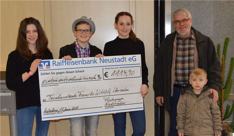 Maren Remy, Cedric Abel und Annika König (v.l.) übergaben einen Spendenscheck an die Familie Wittlich, vertreten durch Sohn Jonathan und Großvater Wilfried Grab. Foto: privat