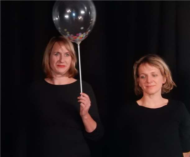 Maren Schlüter (l.) und Ulrike Schwab de Ribaupierre (r.) schildern die Lage misshandelter Frauen mit neuen Texten zu den Melodien von Welthits.