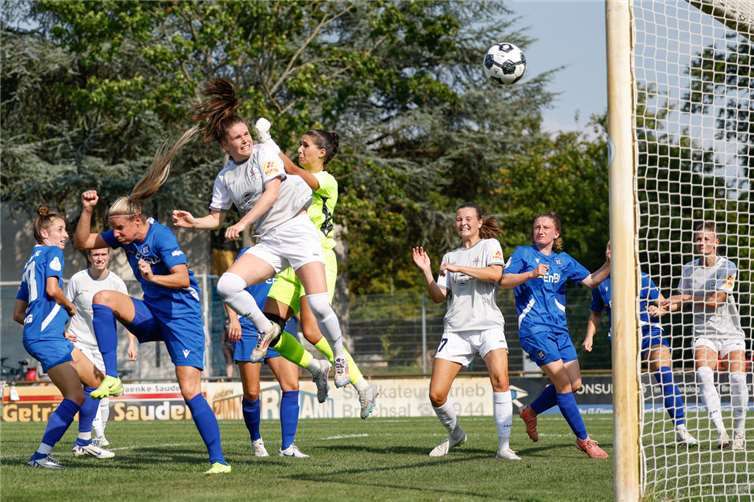 Maren Weingarz (helles Trikot) köpft vor der Karlsruher Torhüterin zum wichtigen 3:0 ein. Foto: SG 99 Andernach