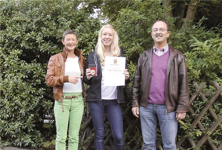 Maren Wilms (Bildmitte), hier mit der Betreuerin Brigitte Knopp und Organisator Kurt Schmidt