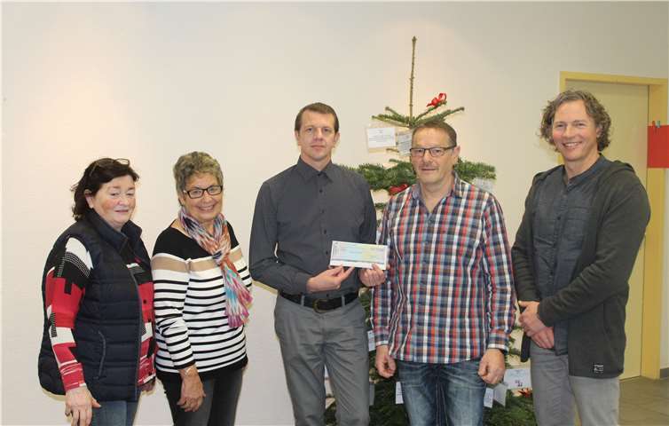Marga Köhler (links) und Renate Herres, ehrenamtliche Betreuerinnen des Mayener Wunschbaums, sowie Caritas-Mitarbeiter Bernhard Gödert (rechts) bedankten sich bei Heinrich Klassen und Thomas Nördershäuser, die im Namen ihrer Rasselstein-Kollegen 1760 Euro überreichten.Frank Drawenau