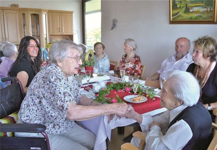 Marga Petersen gratulierte im Auftrag der Bewohnervertretung herzlich.