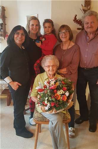Margaret Kersten feierte ihren 97. Geburtstag mit Zeynep Begen und ihrer Familie. Foto: Stadt Bendorf am Rhein
