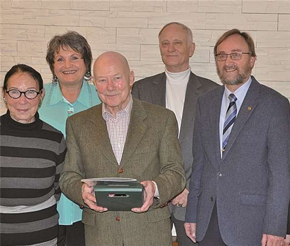 Margarete Brandt, Dorothee Wilkendorf (stellvertr. Vorsitzenden VdK Linz), Günter Cabalzar (Kassierer VdK Linz), Kreisvorsitzender Hans Werner Kaiser und Kreisgeschäftsführerin Doreen Borges bei der Übergabe des Präsentes an Helmut Brandt (6.000stes Mitglied im Kreisverband Neuwied). privat