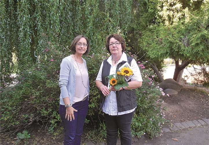 Margarete Vogt-Häuser (r.) nimmt die Glückwünsche durch die Personalrätin Monika Neunheuser-Etzkorn entgegen.privat