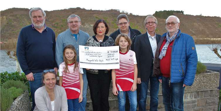 Margarete Wilz-Woyk (Bildmitte) überreicht eine großzügige Spende an die Vertreter der Leichtathletik-Abteilung sowie des Hauptvorstands der DJK. Privat