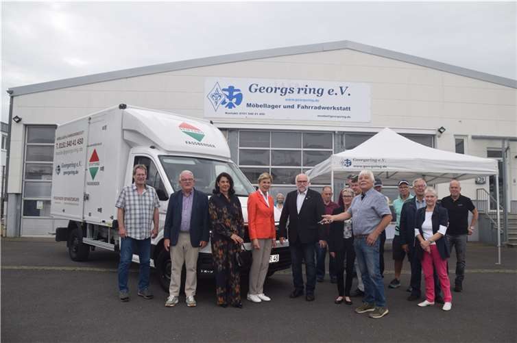 Margarete und Nadia Fassbender, Kalle Kerstholt, und Torsten Bölinger, die Mitglieder des geschäftsführenden Vorstandes Martin Fröhlich (Vorsitzender), Hann-Jörg Limbach (Stvtr. Vors.) und Dieter Bauerfeind (Geschäftsf.) und das Team bei der Schlüsselübergabe an Fahrzeugführer Peter Beyer  Foto: Georgsring Rheinbach