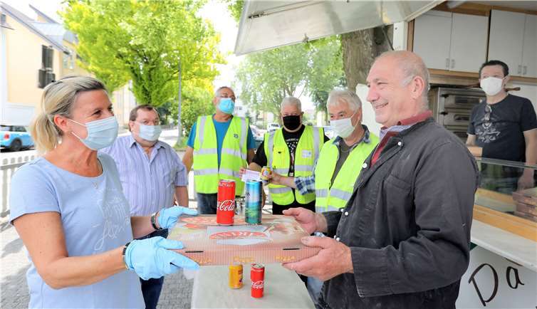 Margarita oder Salami: zwischen diesen beiden Sorten konnten sich die Tafelkunden entscheiden. Ein Getränk gab es noch obenauf. Foto: privat