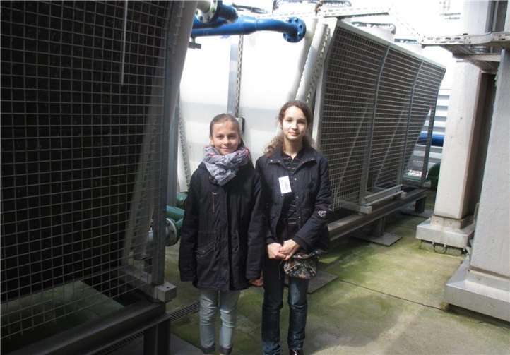 Margarita und Lina (vr.n.l.) vor der Rückkühlanlage auf dem Dach des Kreishauses.