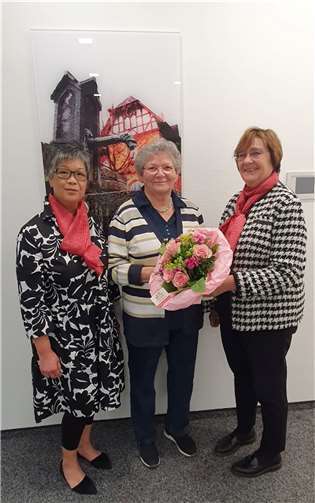 Margarte Beu (m.) freut sich über die symbolische Gewinnübergabe durch Ute Witsch (r.) und Linh Schlimpen (r.)  Foto: privat