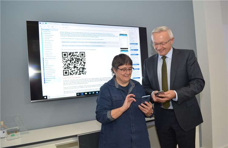 Margit Grzanna (bei der Kreisabfallwirtschaft für die Entwicklung der Abfall-App mitverantwortlich) und Landrat Achim Hallerbach haben ebenfalls die App auf ihren Smartphones installiert.
