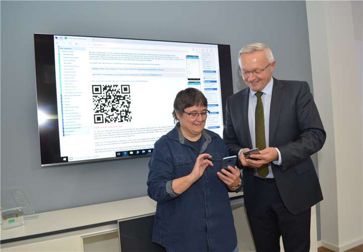 Margit Grzanna (links) von der Kreisabfallwirtschaft hat an der Entwicklung der App.Foto: privat