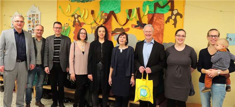 Margit Hoffmann (4. v. re.) freute sich, die Einsegnung der neuen KiTa-Gruppe durch Pfarrer Armin Sturm (3. v. li.) im Beisein von KiTa-Vertretern, den zuständigen Bürgermeistern und Landrat Frank Puchtler (3. v. re.) zu begehen. Fotos: BSB