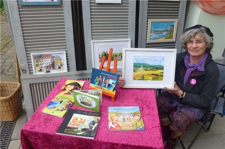 Margit Lessing malt farbenfrohe Objekte aus ihrem unmittelbaren Lebensumfeld.  Foto: Jürgen Grab