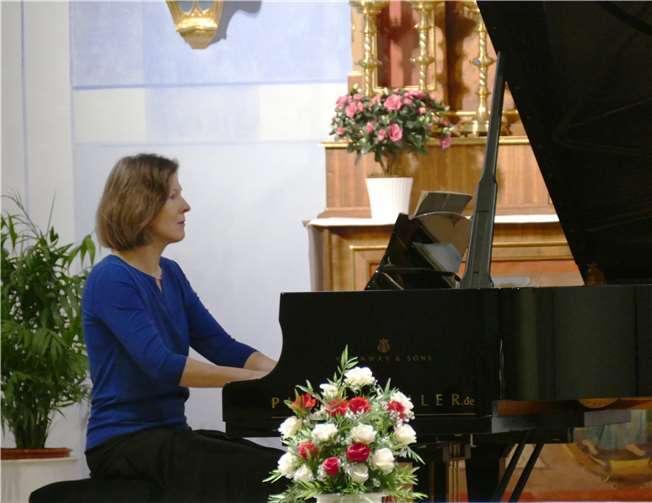 Margit Molitor-Gold am Flügel.privat