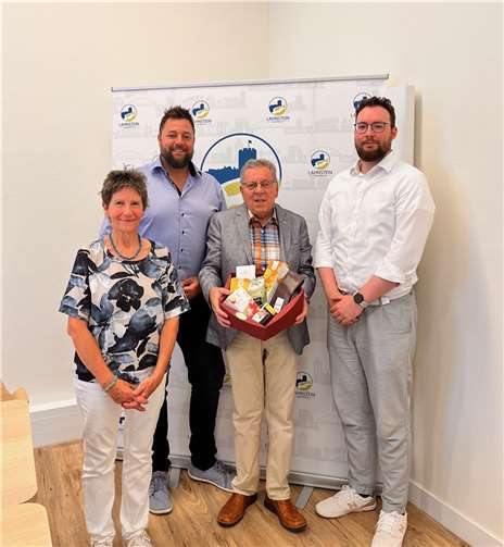 Margit Schmitt aus der Steuerungsgruppe, OB Lennart Siefert und Arne Böhnke überreichten Bürgermeister Adalbert Dornbusch (2.v.r.) einen Präsentkorb für sein langjähriges Engagement für den fairen Handel.  Foto: Marie Keßler / Stadtverwaltung Lahnstein