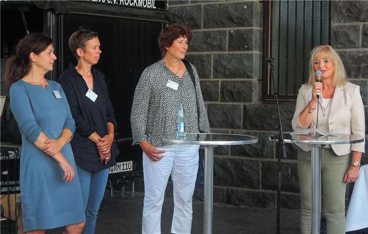 Margit Theis-Scholz (re.) zeigte sich stolz aufdas beeindruckende Kunstprojekt im öffentlichen Raum.Links von ihr: Conny Zech, Franziska Godlewsky und Jacqueline Bröhl.