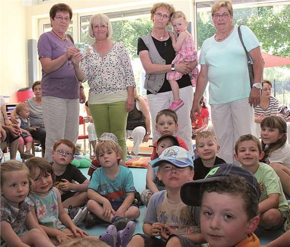 Margot Hess (stehend, 2. v. l.) und die Dernauer Kindergartenkinder freuten sich über die Spende der kfd-Frauen um Hedi Neubert, Hildegard Wolff und Beate Krämer (stehend v. l.). BÜN