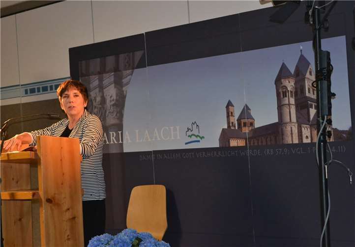 Margot Käßmann bei ihrem Vortrag im Laacher Forum. Foto: E.T. Müller