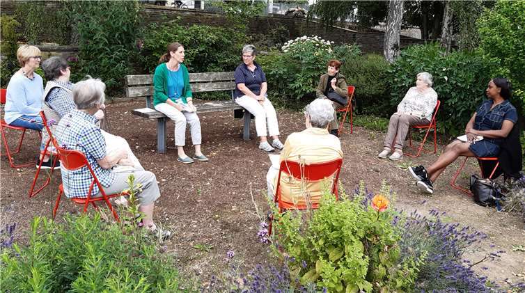 Margot Lembke erläuterte den Besuchern die Entstehung des Kräutergartens. Foto: privat