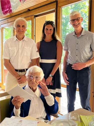 Margot Löffler (vorne) nahm die Glückwünsche von Hans-Werner Adams, Erster Beigeordneter der Stadt Sinzig, Christina Steinhausen, Kreisbeigeordnete, und Reiner Friedsam, Ortsvorsteher Sinzig, (hintere Reihe v.l.) entgegen.  Fotos: Stadtverwaltung Löffler