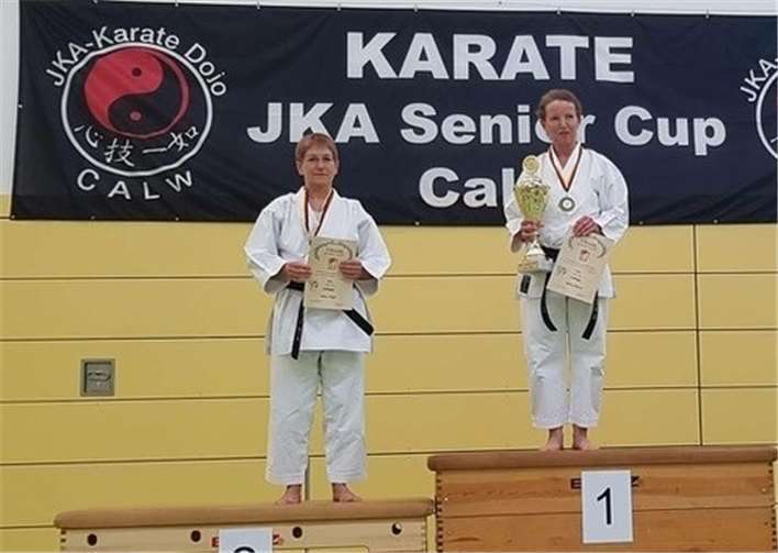 Margot Roos (li.) belegte beim Senior Cup Platz zwei und erhielt außerdem den Ehrenpreis der Stadt Stuttgart. privat