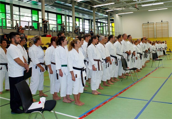 Margot Roos (vordere Reihe, 8.v.l.) zeigte gute Leistungen beim JKA Senior Cup n Calw. TV Remagen