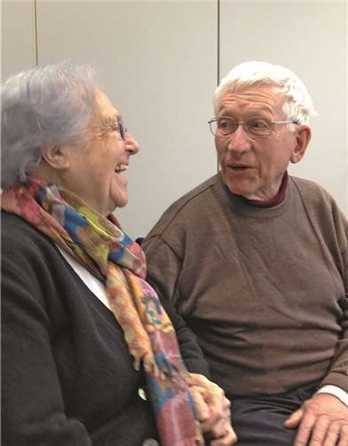 Margret Cüppers und Bernhard Weisgerber erinnern sich bei ihrem Besuch im Wachtberger Gemeindearchiv fröhlich an vergangene Zeiten.Elisabeth Cüppers