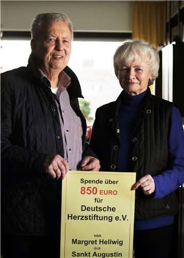 Margret Hellwig und Rainer Walterscheid bei der Spendenübergabe für die Deutsche Herzstiftung.  Ingo Hellwig