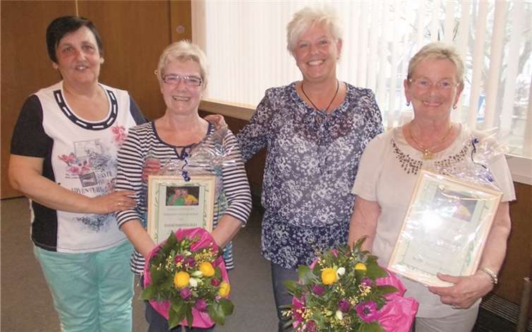 Margret Höltkemeier und Karin Mühleib wurden für ihre jahrzehntelange Vorstandsarbeit belohnt.