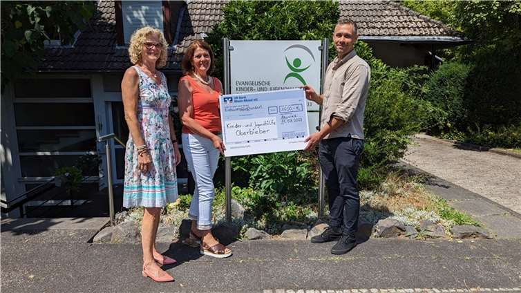 Margret Kirschhöfer-Blum und Petra Zieglowski-Becker übergaben einen Scheck in Höhe von 1.500 Euro an Bent Herzog. Foto: P. Unger, Kinder- und Jugendhilfe