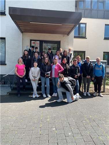 Margret Marxen-Ney (links, vorn) und Monika Reif (Bildmitte, vorn), hier mit der Klasse 8 a, sprachen am „Präventionstag“ mit interessierten Schülerinnen und Schülern der Geschwister-Scholl-Realschule plus über Schwangerschaft und Verhütung.  Foto: Sabine Stelter