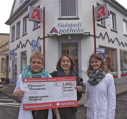 Margret Marxen-Ney von der Caritas (Mitte) nahm den Scheck entgegen. WAMFO.DE