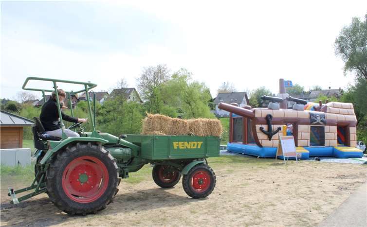 Margret Nelles vom Karlshof brachte Strohballen, die als urige Sitzgelegenheit überaus beliebt waren.