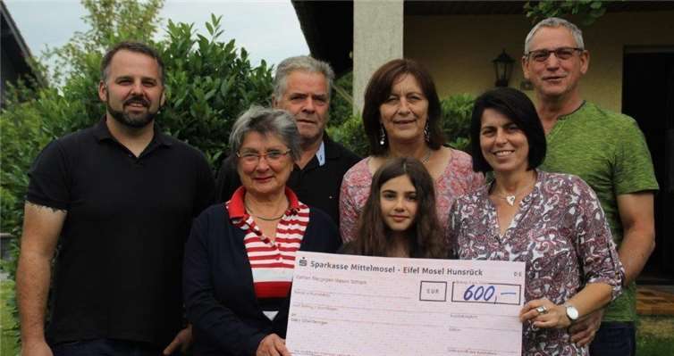 Margret Thielen de Rocco, Vorsitzende von „Familie sein - Familie bleiben“, freut sich über 600 Euro.