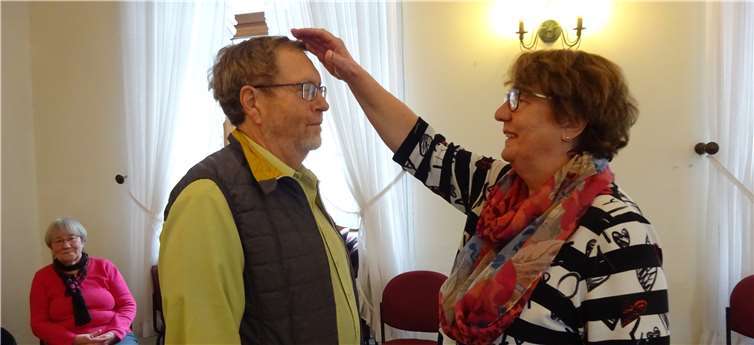 Margret Vogt-Häuser segnet Rainer Vogt. Foto: Schmidt