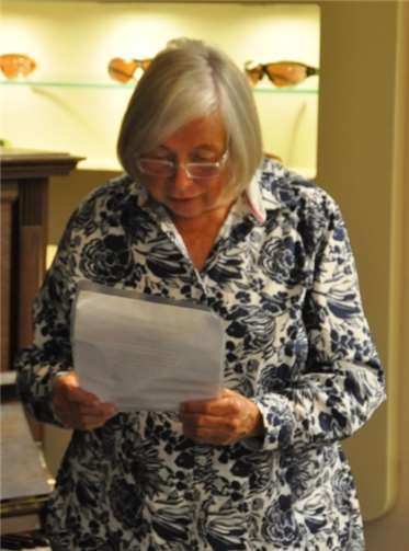 Margret Wittgrefe hielt die Laudatio für den scheidenden Moderator Lothar Tolksdorf.Rheinbach Liest