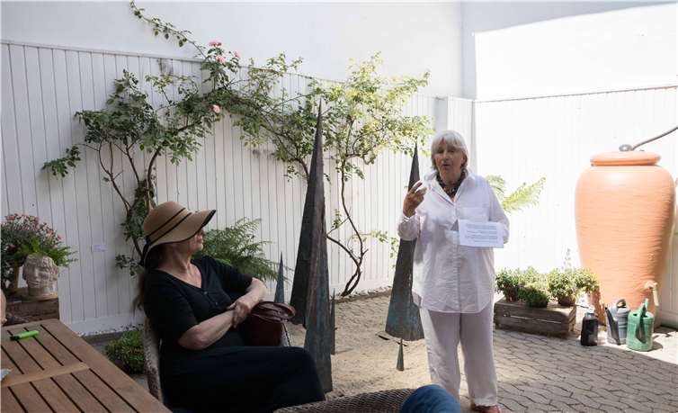 Margret Zimpel führte in die Ausstellung ein. CEW