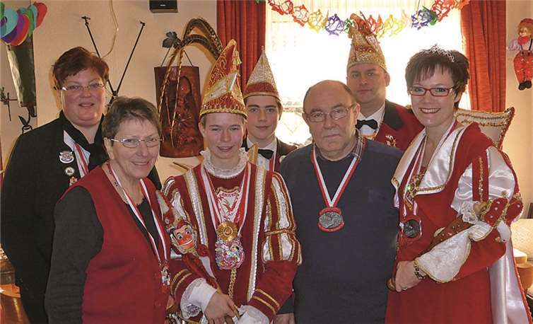 Margret und Helmut Kriechel luden die Karnevalisten zu einem Umtrunk ins Weinhaus „Kriechel“ ein. privat