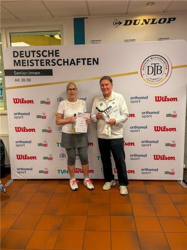 Margreth Beyer und Thomas Murtaugh vom Andernacher Tennisclub konnten als ungesetztes Mixed Paar bei den deutschen Meisterschaften den Titel in der Altersklasse 70 mit nach Hause nehmenFoto: privat