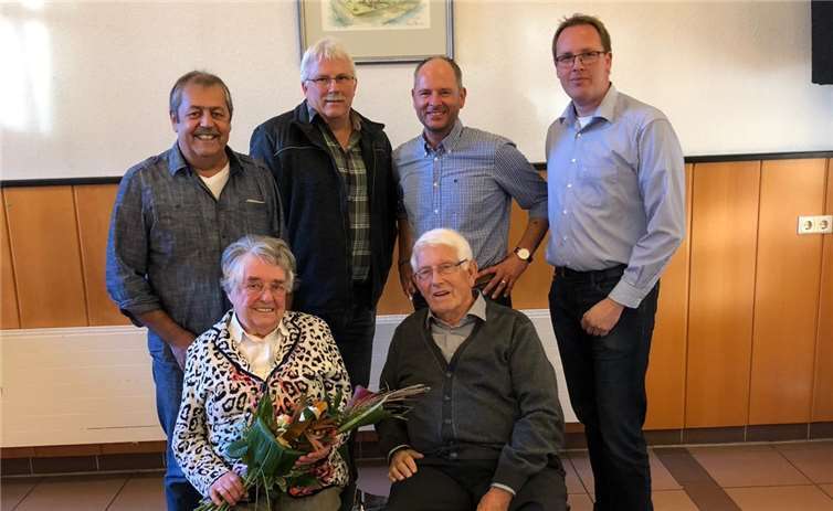 Maria Beyel und Vinzenz Küpper (vorne) wurden von Stefan Arth (hinten, v. l.), Josef Breuer, Dirk Lüssem und Christian Klein als älteste Teilnehmer geehrt.privat