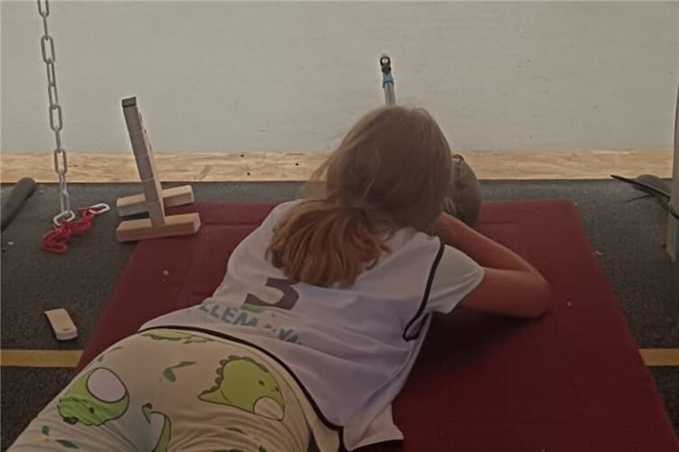 Maria Dietz gewann ihre Altersklasse mit einer fehlerfreien Schießleistung und sicherte sich souverän den 1. Platz für die SGi Raubach.
