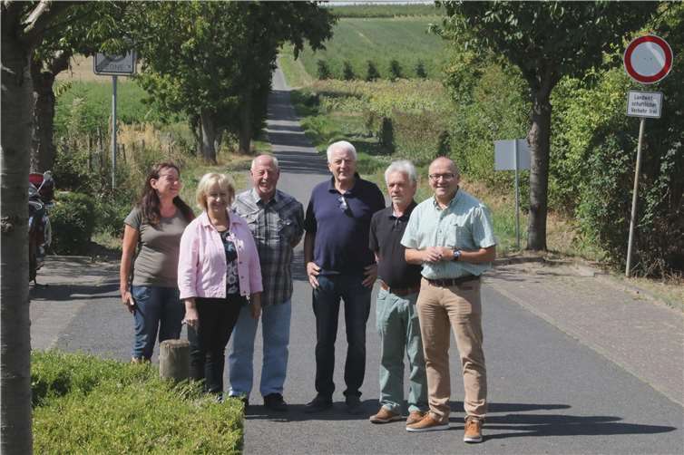 Maria Drolshagen, Rose-Marie Jahn, Josef Braun, Leo Mattuscheck, Klaus Huse und Michael Schneider (v.l.) vor Ort in Birresdorf.Foto: privat