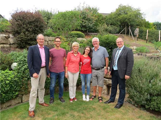 Maria Elisa Ferrari aus der Adenauer Partnerstadt Castione della Presolana lernte einen Monat lang Leben und Leute in Adenau kennen. Bürgermeister Guido Nisius und Stadtbürgermeister Arnold Hoffmann besuchten die junge Frau bei ihren Gasteltern.privat