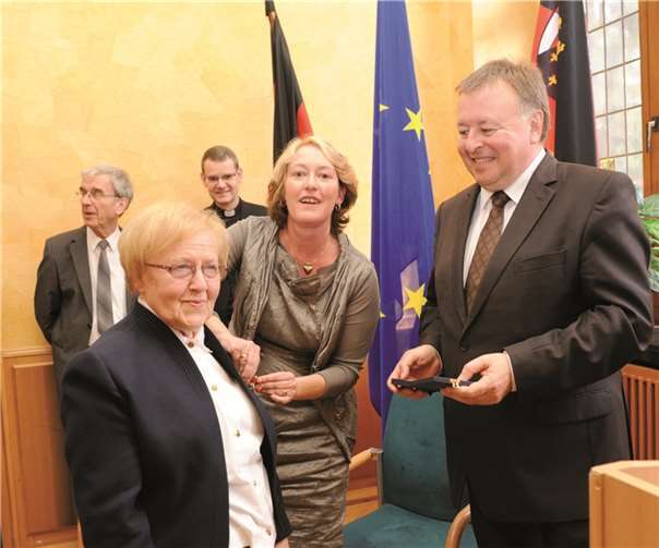 Maria Ginzler bekam durch Staatssekretärin Beate Reich, im Beisein von Dr. Jürgen Pföhler, das Bundesverdienstkreuz überreicht. FIX