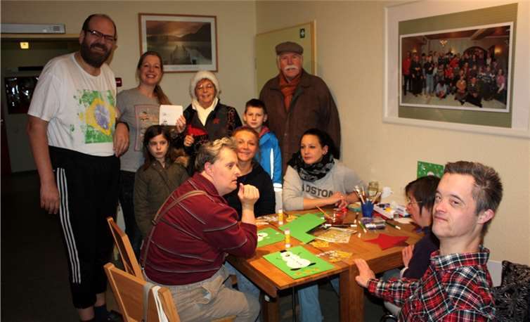 Maria Gleißner (2. v. l.) mit Enkelchen Lina und David sowie Hermann Leuning (hinten r.) übergeben im Beisein von mehreren Bewohnern die Spende an Frau Voss, die Leiterin des Hauses.privat