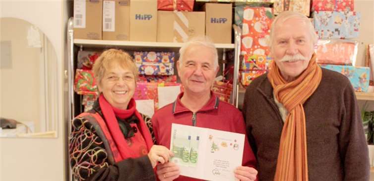 Maria Gleißner (Links) übergibt gemeinsam mit Hermann Leuning (Rechts) die Spende an Jürgen Hein (Mitte).Privat